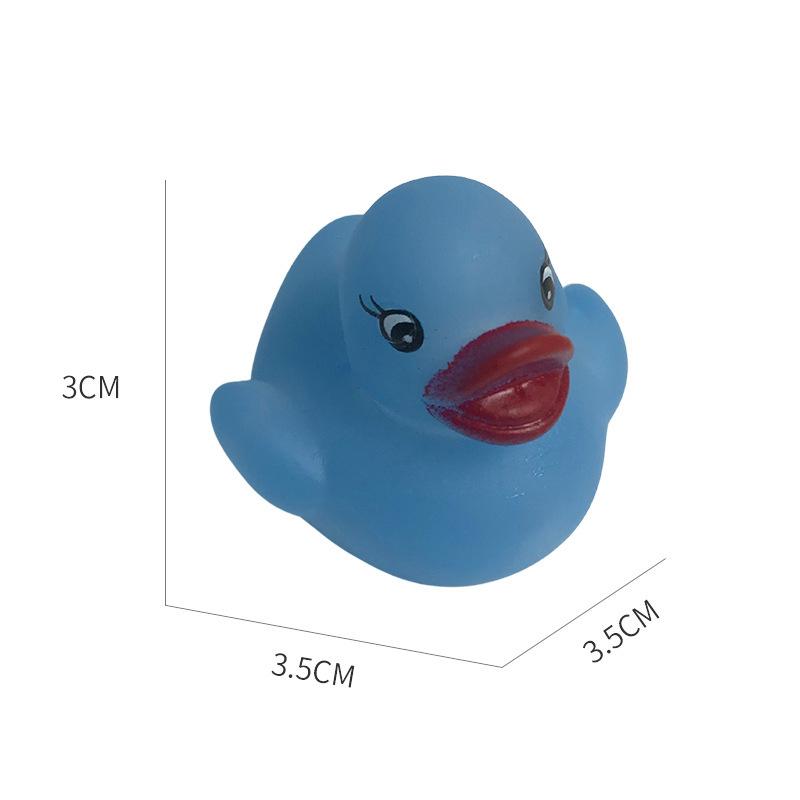 Пищащая резиновая желтая уточка для купания и игр в воде издает звук