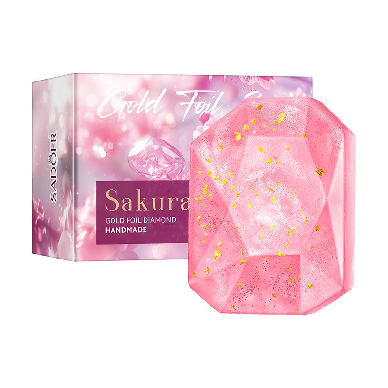 Мыло ручной работы с эфирными маслами «Золотая фольга и бриллианты» очищает кожу от грязи и загрязнений и имеет стойкий аромат. Подходит для всех типов кожи