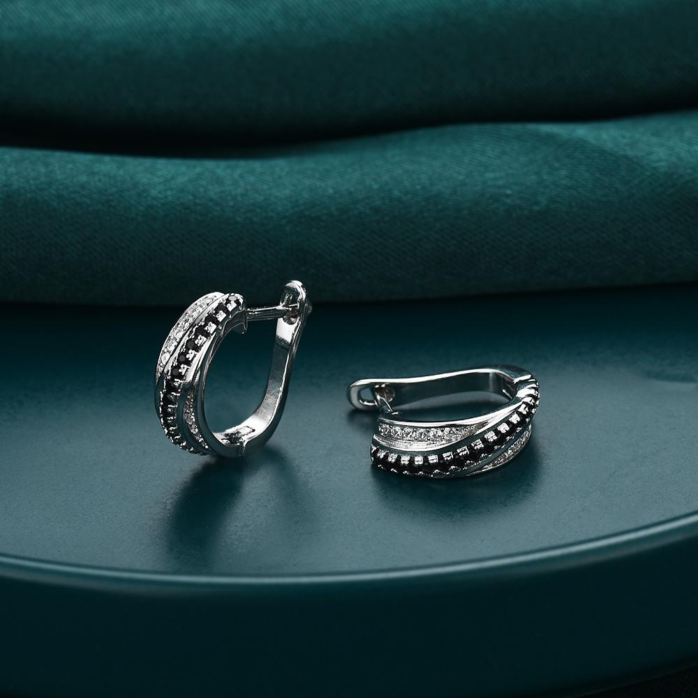 Ювелирные изделия в виде сережек-колец с черным камнем