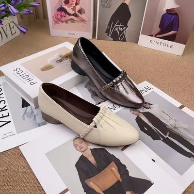 2025 женская обувь с мелким вырезом новая летняя универсальная дышащая остроносая одинарная обувь на мягкой подошве кожаная обувь обувь для мамы популярные низкие каблуки