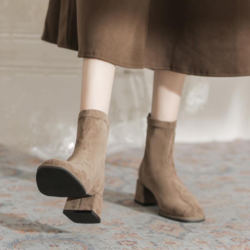 Французская замша толстый каблук короткие ботинки женские 2025 новые задняя молния квадратный носок тонкие ботинки повседневная носка высокий каблук женские ботинки