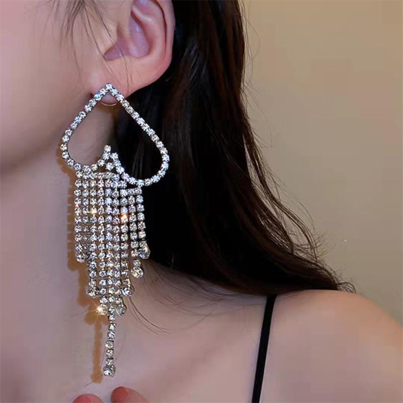 Серьги-подвески в форме сердца из серебра 925 пробы — модные, универсальные и в корейском стиле с акцентами из стразов