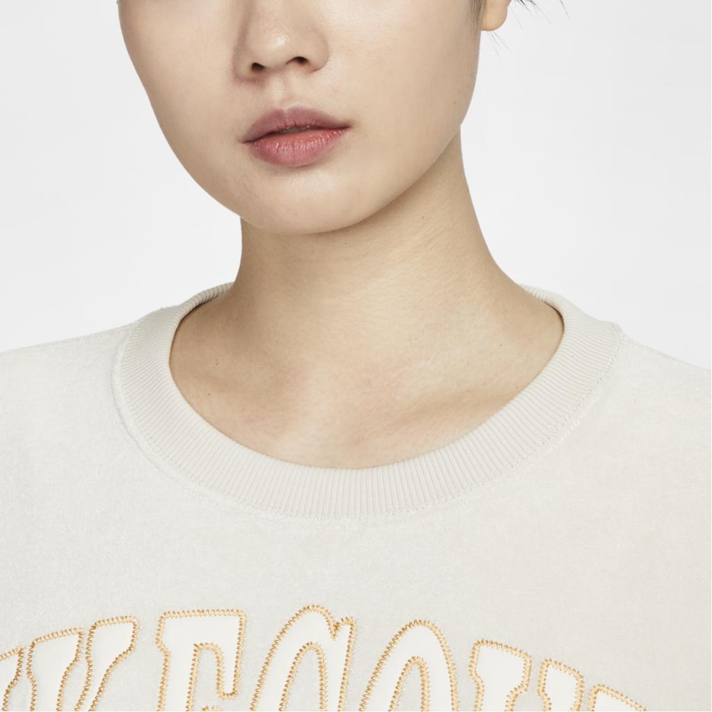 Nike Court Heritage Удобная женская толстовка с круглым вырезом, цвет металлик-золотой кремовый FQ2243-104