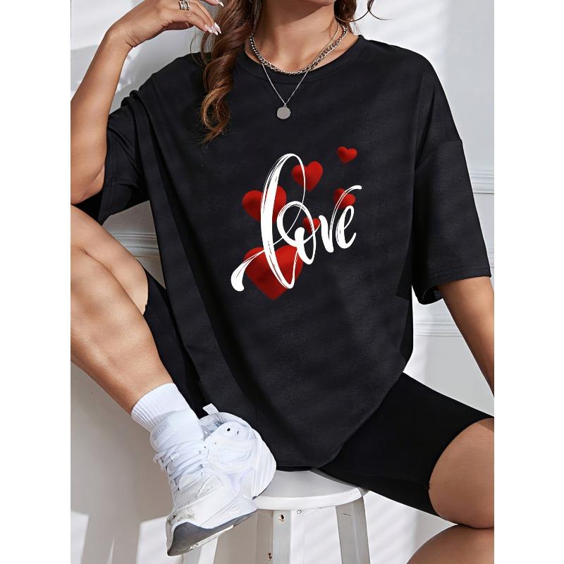 Белая футболка с круглым вырезом с красными сердечками и надписью «Love» на День святого Валентина и для романтических случаев