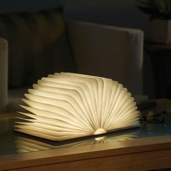 Красивая книга с теплым светом — лучший подарок на день рождения для лучших