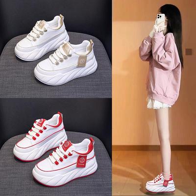 Женская повседневная обувь белого цвета на толстой подошве в корейском стиле 2024 года — визуально увеличивающая рост и модная