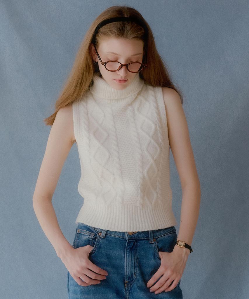 ВЕСТКА С ЛУНЫ Вязаный жилет с воротником-стойкой Wool Vest (слоновая кость)