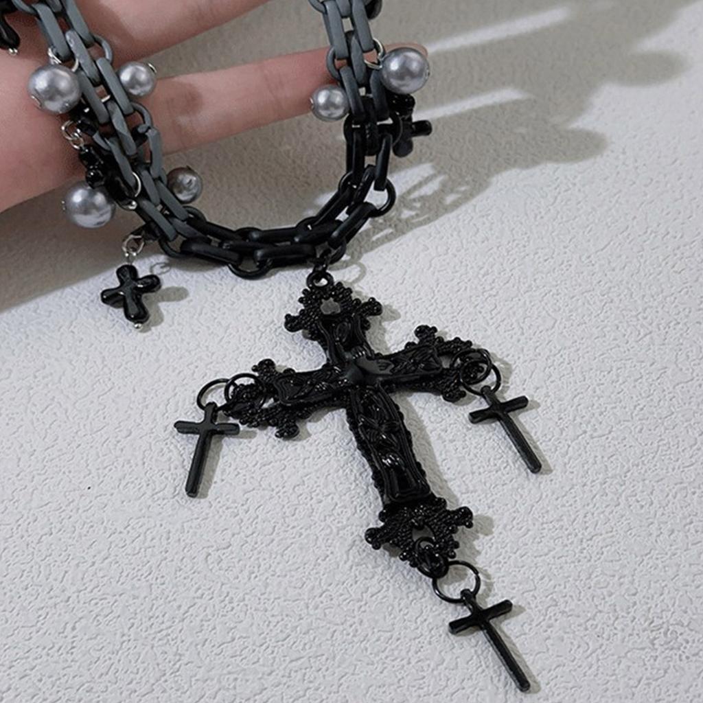 Элегантное ожерелье с крестами в темных тонах для любителей готического стиля и законодателей моды в модных statement-изделиях