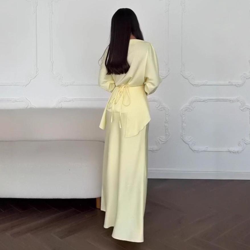 Женский атласный комплект на одно плечо с завязкой на талии, длинная юбка, осень 2025