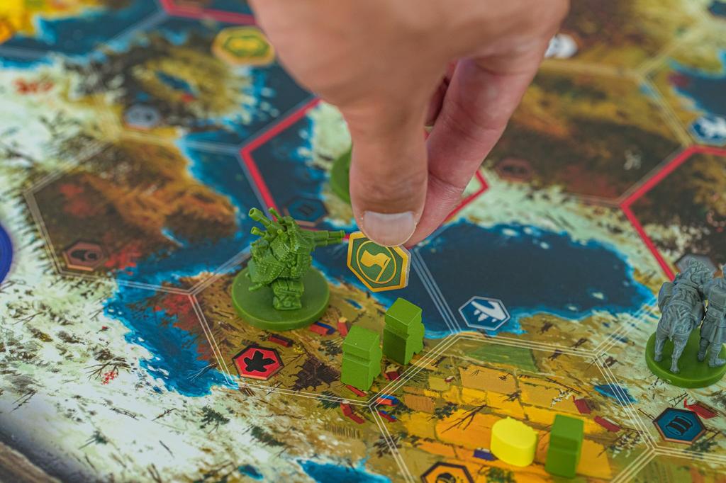 Stonemaier Games Scythe: Дополнение «Пришельцы издалека» (Требуется Scythe) 1-7 игроков, 90-140 минут игрового времени, возраст 14+