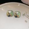 Зеленые квадратные серьги-пусеты с цветком