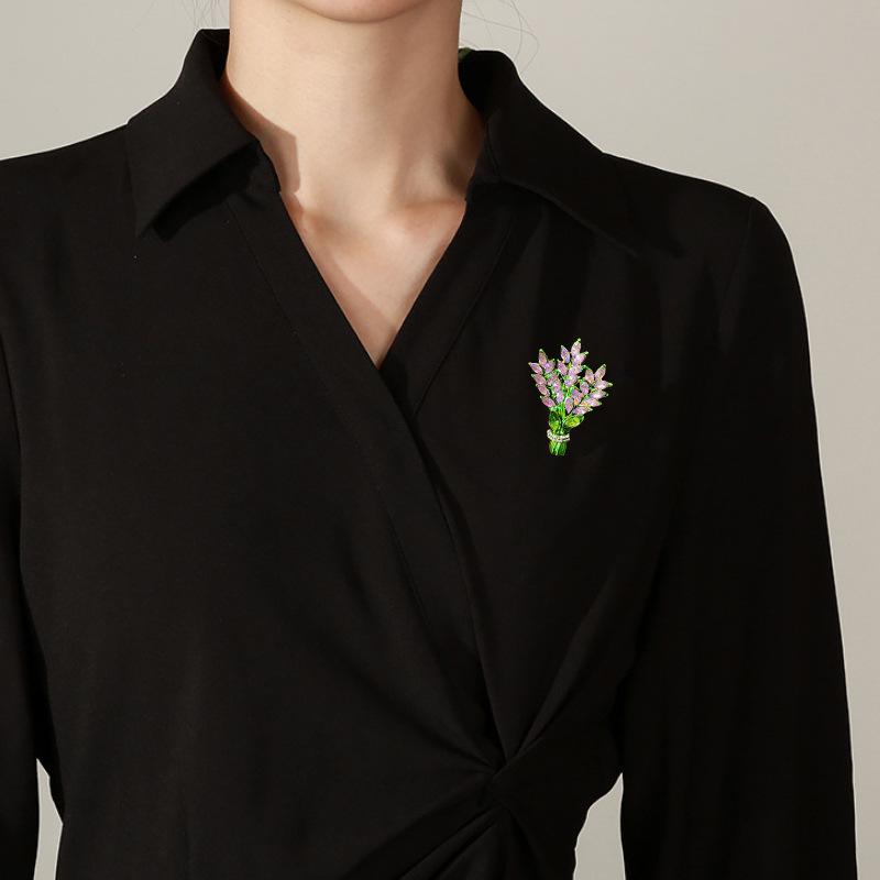 Exquisite Lavender Bouquet Women's Lapel Brooch - Elegant Purple Corsage Pin Accessory