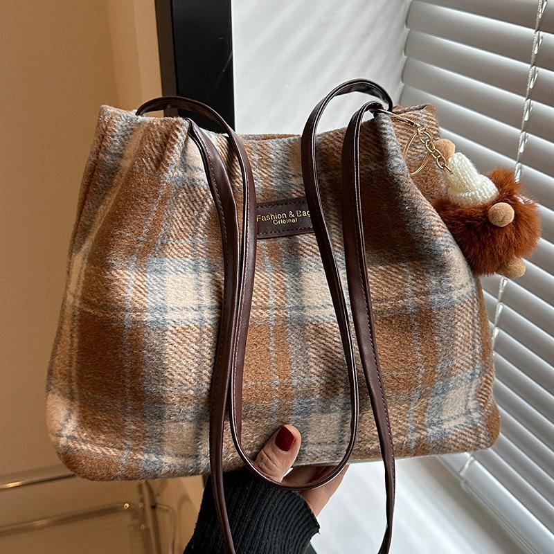 Шерстяная клетчатая сумка для женщин на осень и зиму, новая ретро-сумка для студентов, повседневная сумка большой вместимости на одно плечо подмышкой