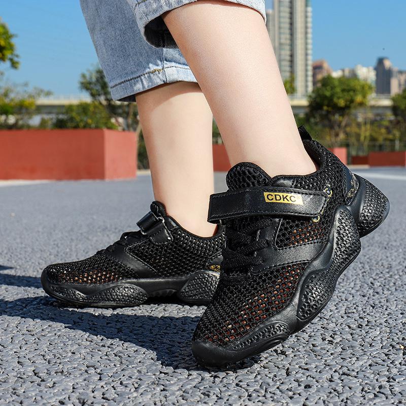 Children's hollow-out athletic shoes, new summer styles for boys, soft-soled and durable running shoes for older children