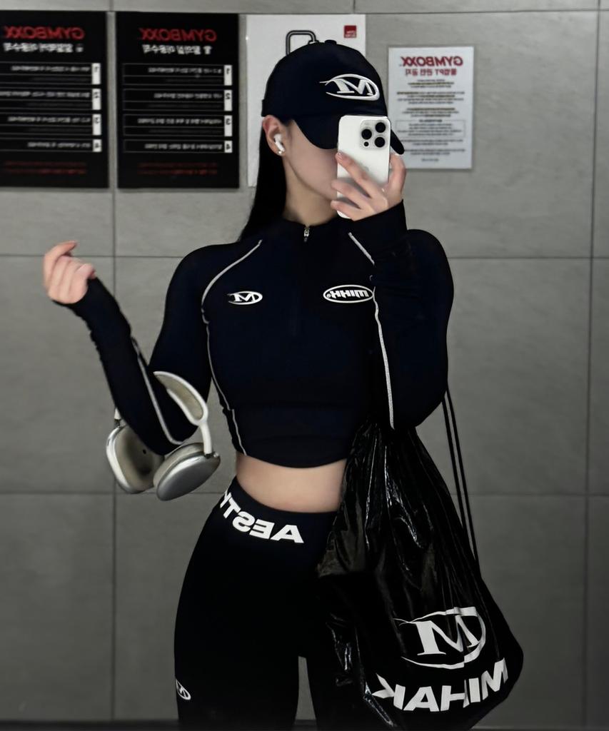 Укороченная толстовка Mihag с логотипом на молнии до середины и длинными рукавами (черный)