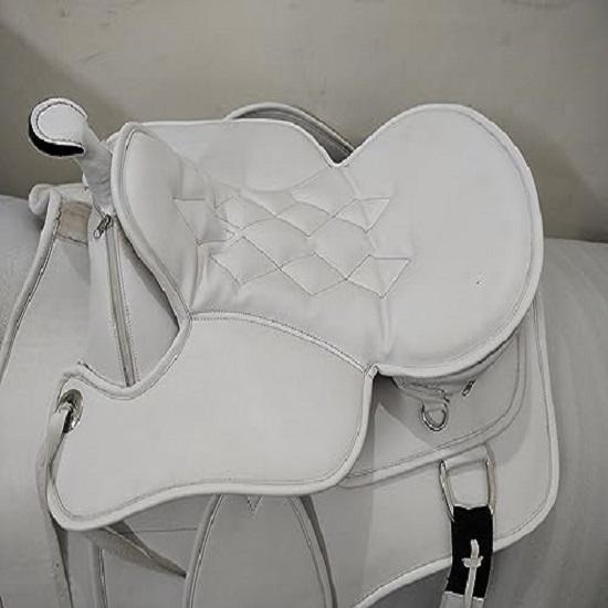 Белое безленчиковое синтетическое седло с дополнительными панелями для лошадей. Доступны все размеры для лошадей.