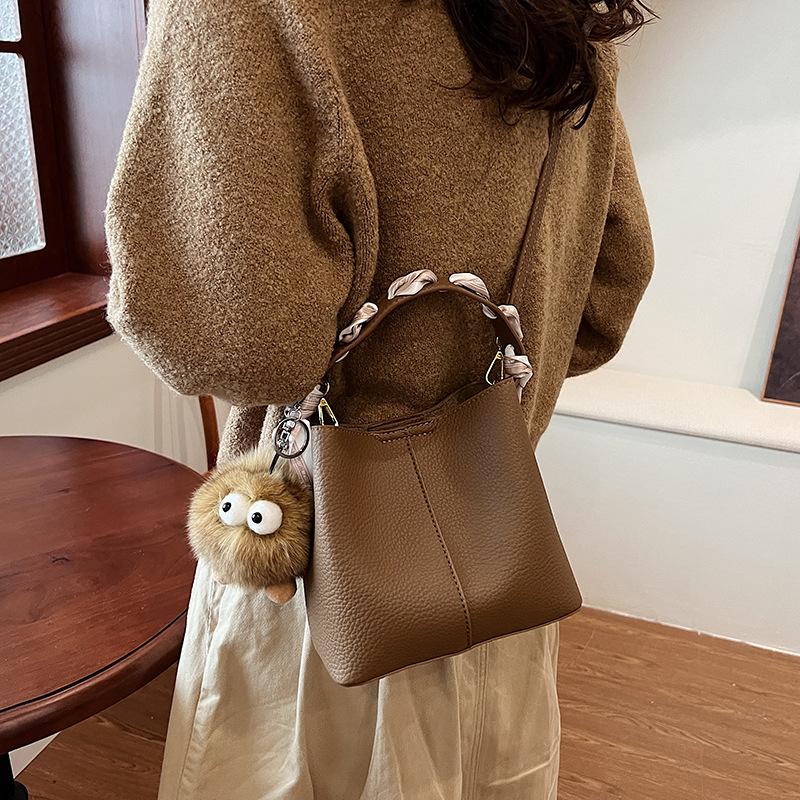 Texture Niche Design Bag 2025 New Female Popular Versatile Retro Messenger Bag Fashionable Portable Bucket Bag