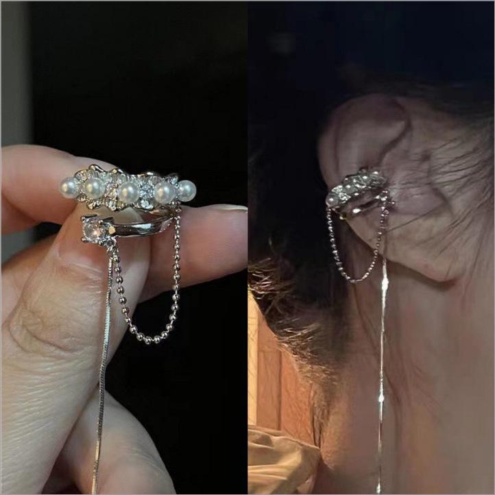 Snake-Shaped Ear Cuff: No Piercing Needed, Elegant 2024 Celebrity-Inspired Earrings.