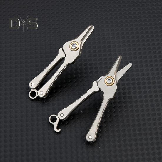 Маленькие ножницы из титанового сплава для мужчин и женщин, мини-триммер для волос в носу, портативный, для путешествий на открытом воздухе, металлические инструменты для стрижки бороды и бровей, брелок-подвеска