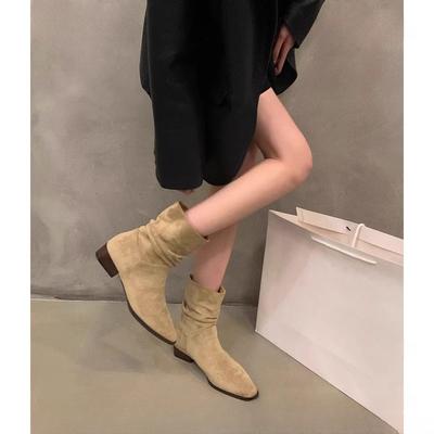 Замшевые короткие сапоги на низком каблуке, новые маленькие остроносые корейские сапоги-рыцари со складками на голенище, универсальные короткие сапоги осень 2025