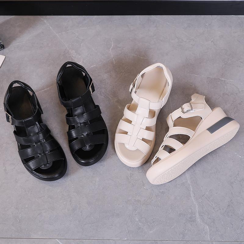 Женщины носят новые летние повседневные римские сандалии на платформе с открытым носком