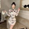 Весеннее поступление: Платье Cheongsam с tie-dye, плиссировкой, облегающим силуэтом, вырезами, пуговицами-лягушками и дизайном, подчеркивающим талию