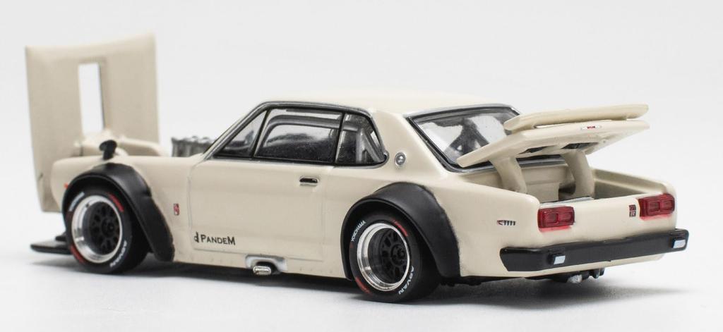 POP RACE SKYLINE V8 DRIFT WHITE готовый продукт 1/64 GT-R