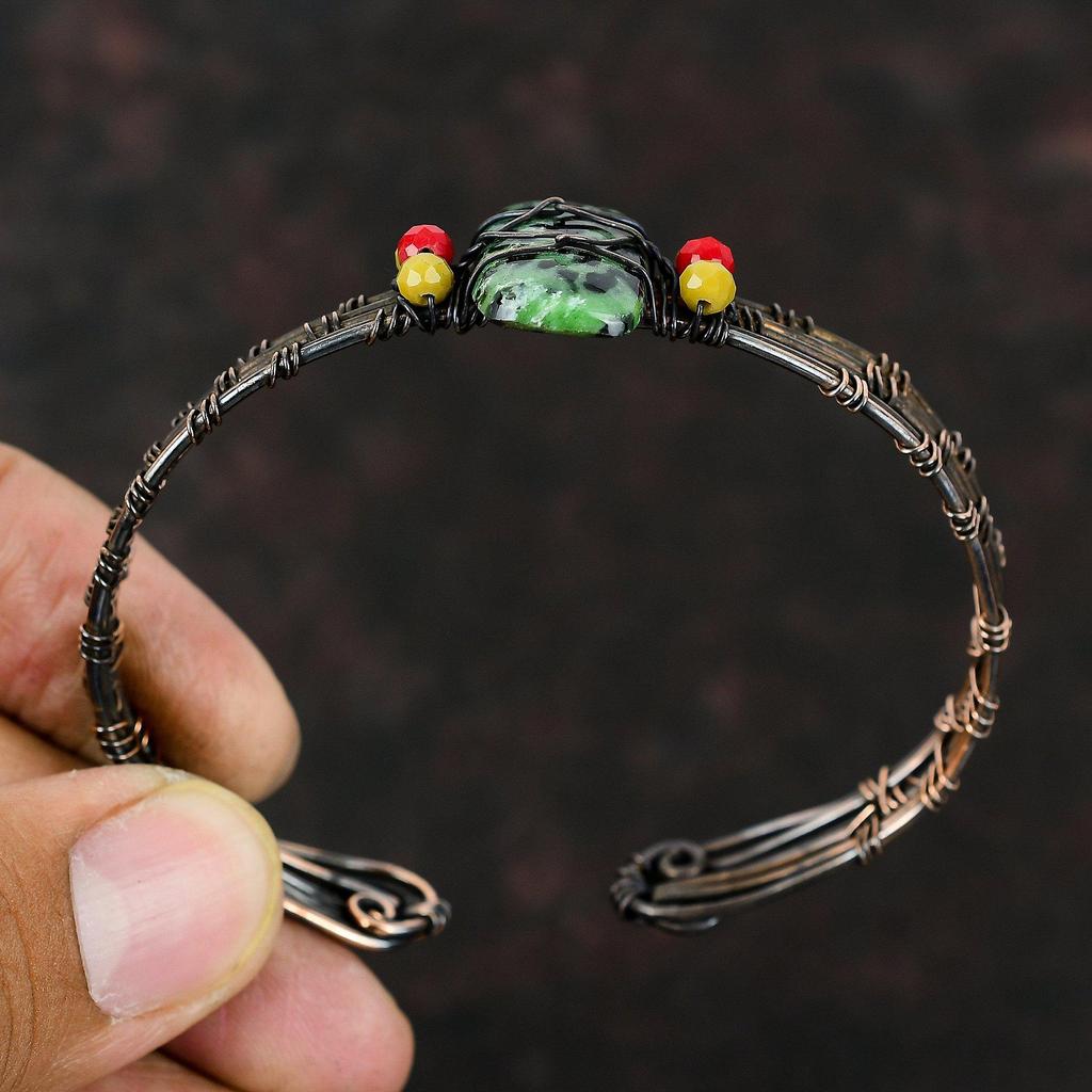 Рубиновый медный браслет-манжета с цоизитом Желтые и красные коралловые бусины Браслет из медной проволоки Ювелирные изделия в обертке Регулируемый браслет Драгоценный камень Ювелирные изделия ручной работы