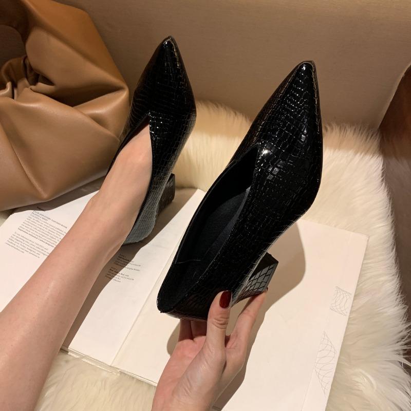 Мода заостренный носок V-образный вырез лакированные ботильоны женские шпильки 2024 осень новые сапоги с рисунком змеиной кожи тонкие кожаные сапоги