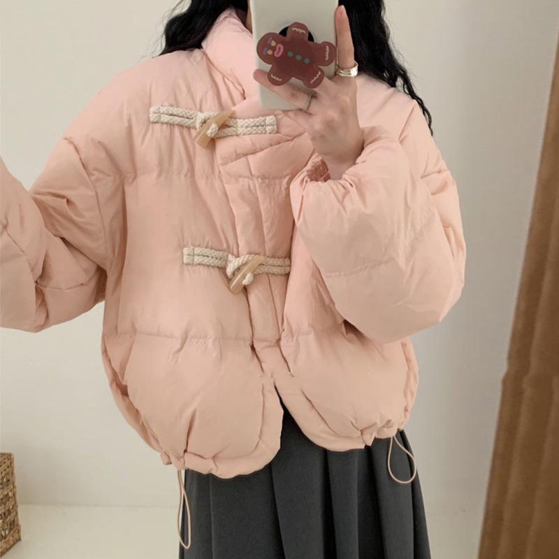 Женская короткая куртка-пуховик с двумя роговыми пряжками, зимняя мода 2024 года, воротник-стойка, милая теплая куртка из белого утиного пуха, прилив