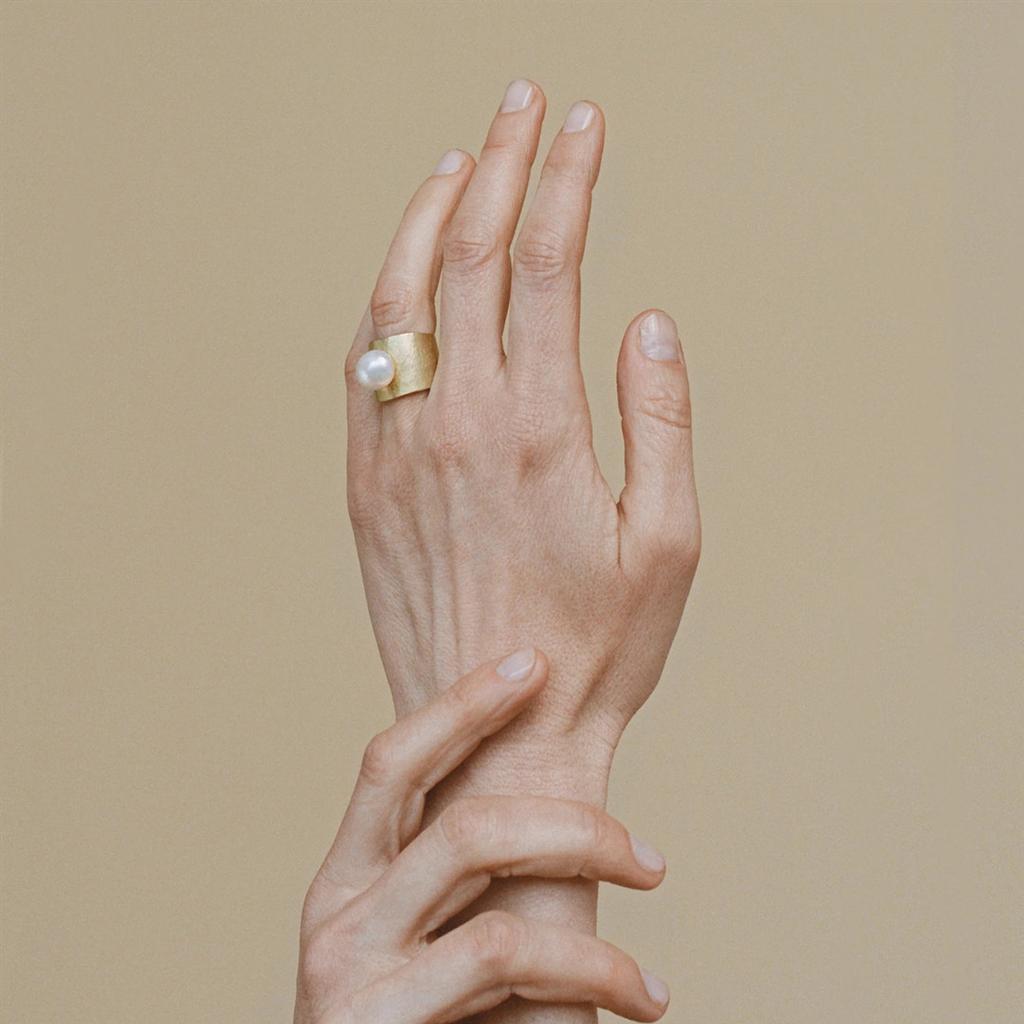 Модное Нишевое Дизайн Широкая Версия Позолоченное 18K Настоящим Золотом Инкрустированное Натуральной Жемчужиной Кольцо Персонализированное Кольцо Женское