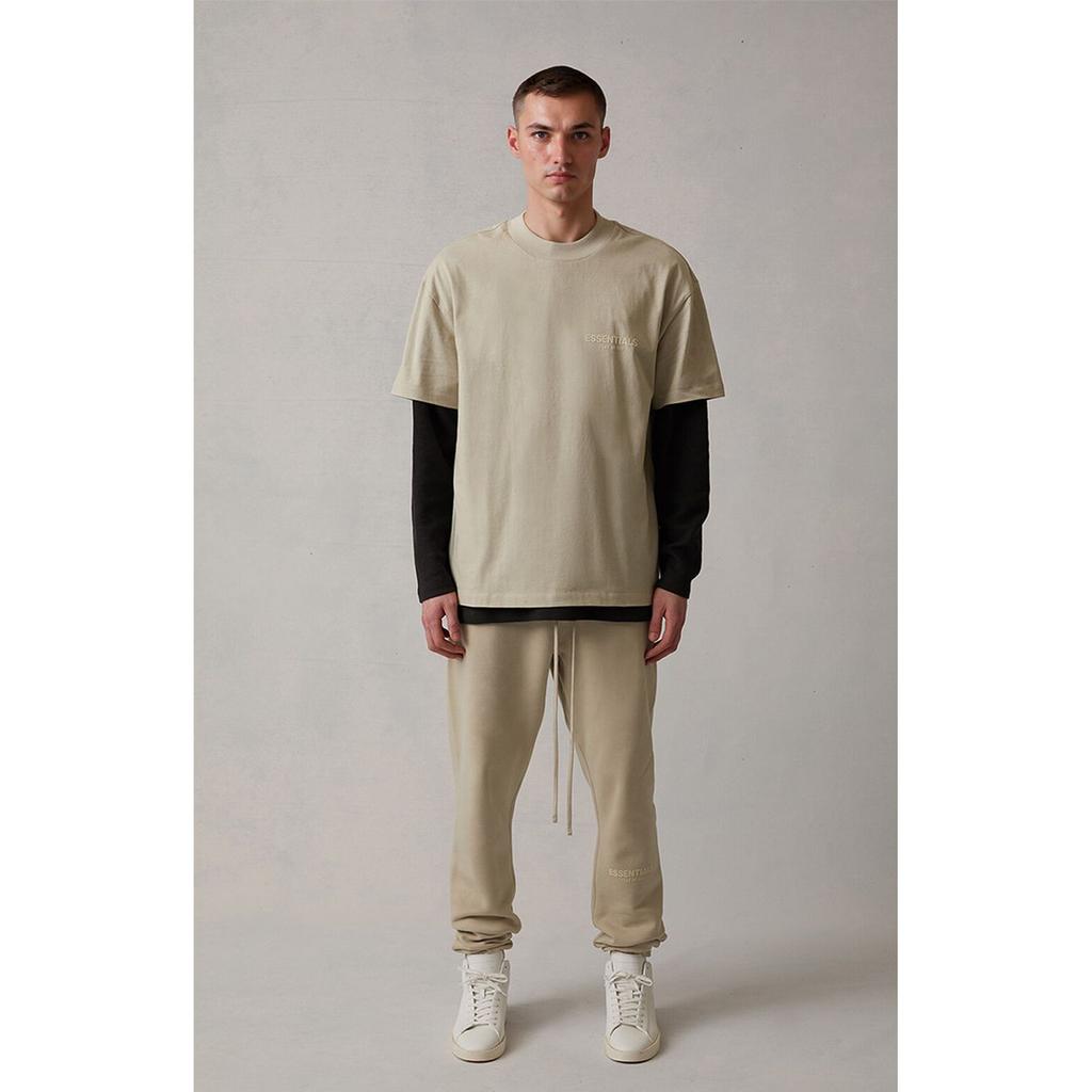 Fear of God Essentials Мужская футболка с коротким рукавом и логотипом на груди Топы Пшеничный FOG-SS22-127
