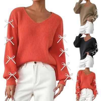 Женский вязаный пуловер, украшенный ленточным бантом