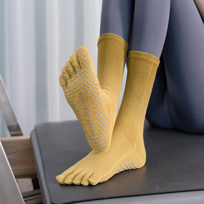 Gradient Non-Slip Mid-Calf Toe Separator Yoga Socks - Autumn/Winter Sweat-Absorbing Sporty Style.