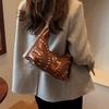 Женская сумка на плечо из искусственной кожи, сумка-полумесяц с заклепками и шипами, сумка подмышку с пряжкой, вместительная сумка-хобо для работы и путешествий, CLE