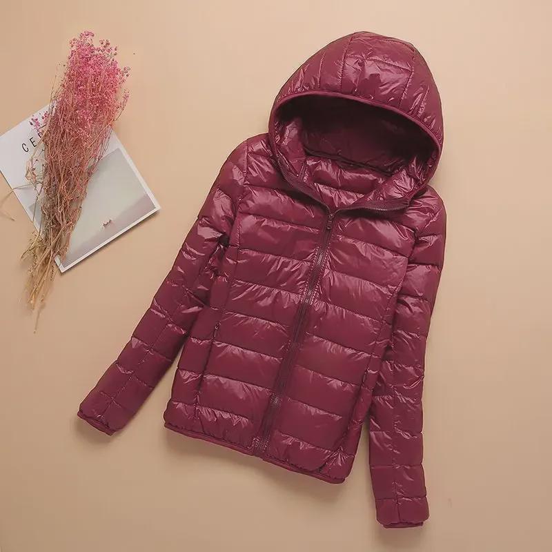 Оформление: Женская большая куртка из тонкого хлопкового пуха с капюшоном - короткая модель, воротник-стойка