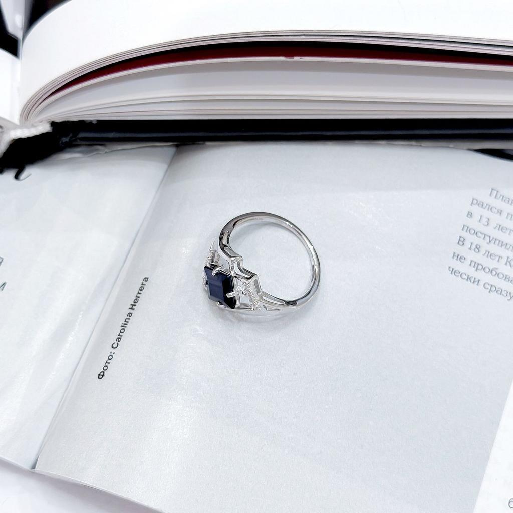 Серебряное кольцо с натуральным сапфиром 2.13ct, фианитами, вес изделия 3,22 гр (2162612)