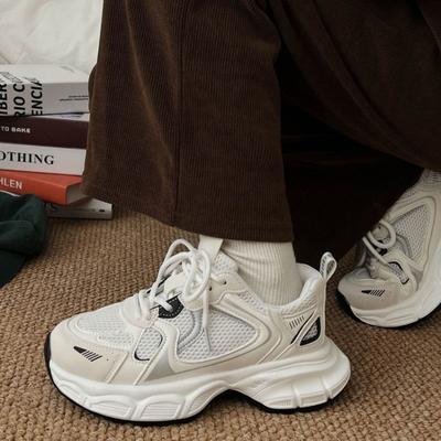 Повседневная дышащая однотонная сетчатая женская спортивная обувь 2024 года, весна, новые модные туфли с мелким носком, увеличивающие рост