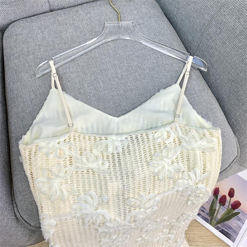 Весеннее платье с подвязками и объемным цветочным принтом