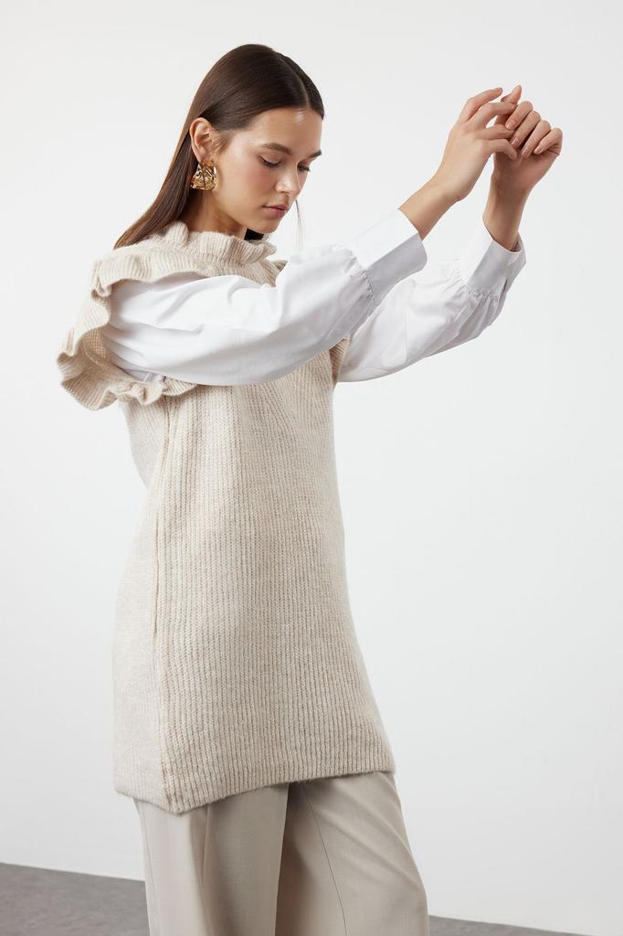 Женский модный стильный свитер в хиджабе бежевого цвета с рюшами и детальным трикотажным свитером