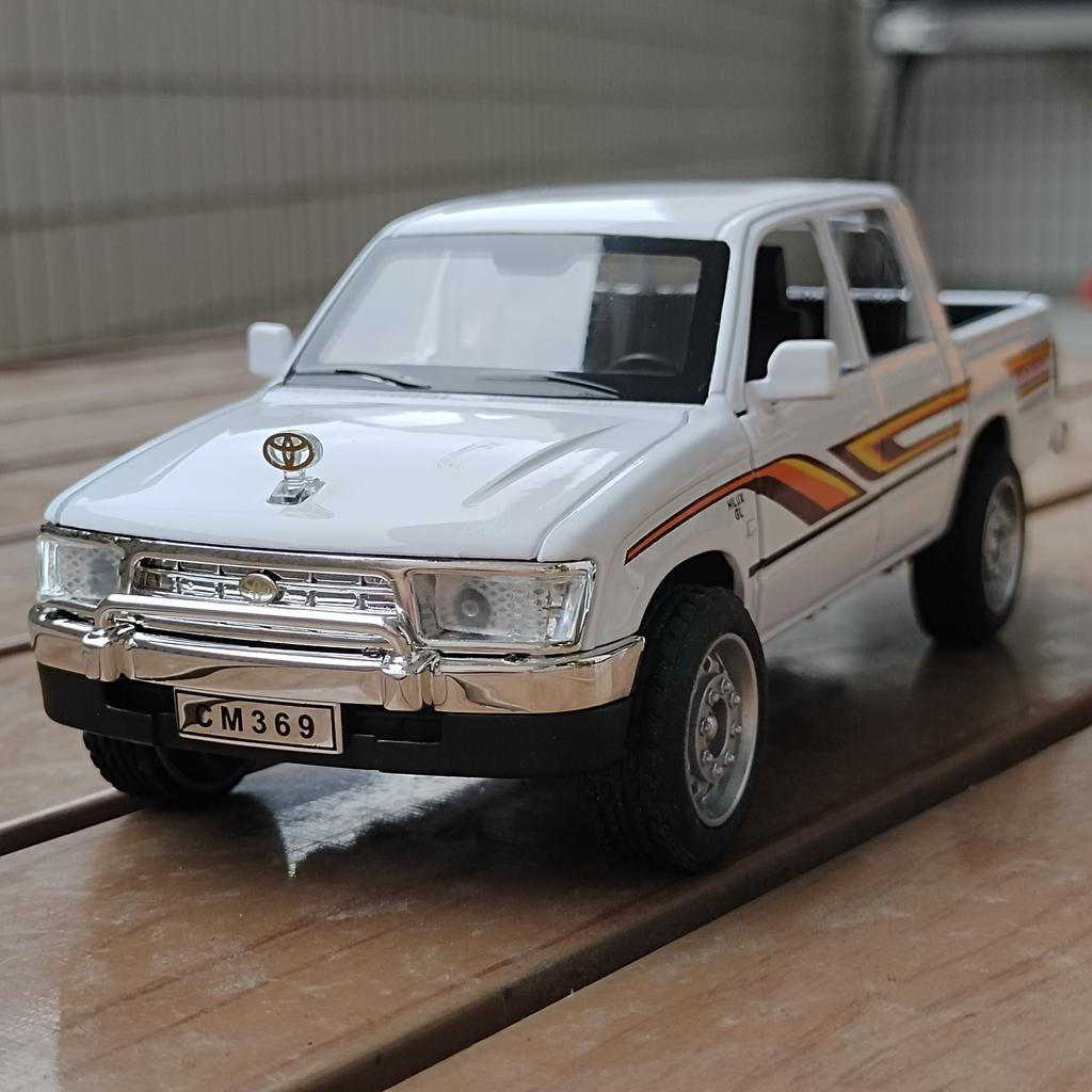 Миниатюра 1/32 Toyota Hilux Внедорожный Пикап Металлический Литой Модель Звук и Свет Игрушка с Инерционным Механизмом Подарок на День Рождения для Детей