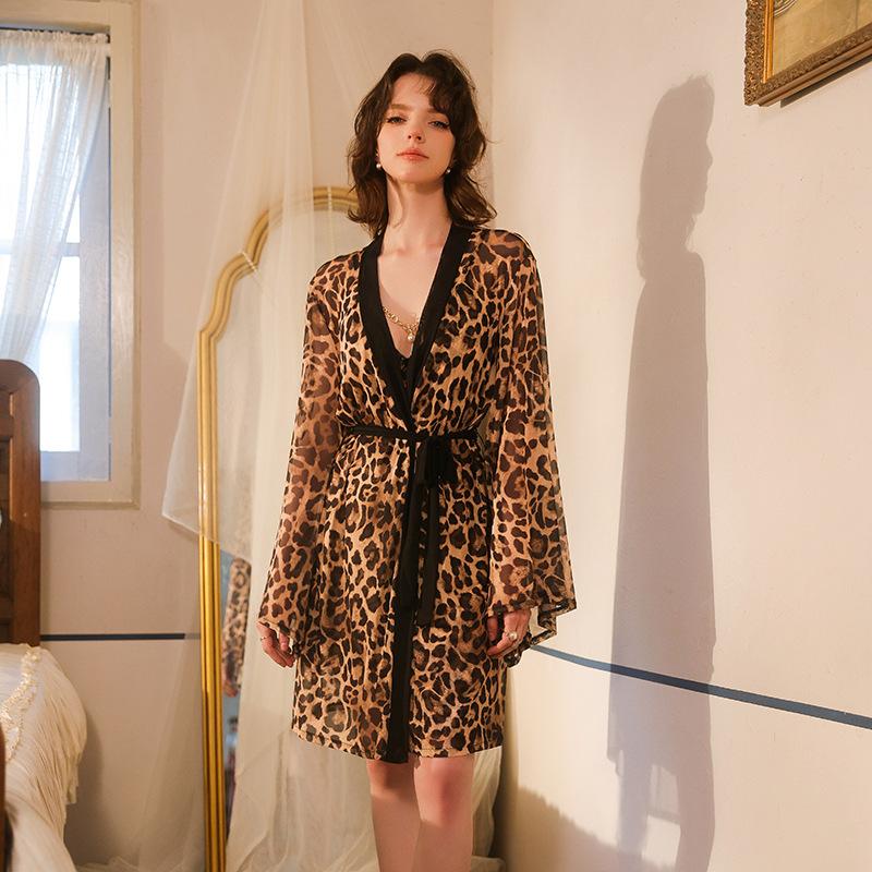 Сексуальный комплект из двух предметов пижамы с леопардовым принтом для женщин: топ-камзол и халат. Одежда для дома 940. Смелый, модный, для сна. Идеально для стильного отдыха.