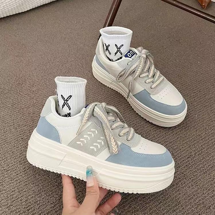 Модные кроссовки на платформе, женские модные белые теннисные туфли для студентов, разноцветные шнурки, дышащая повседневная вулканизированная обувь для женщин