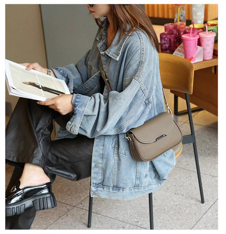 Женская сумка-мессенджер из натуральной кожи 2024 года: Стильная маленькая сумка через плечо из коровьей кожи с широким ремнем