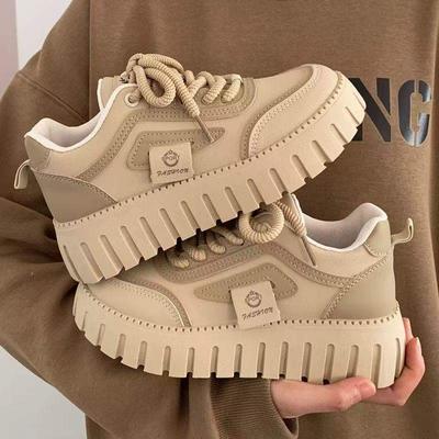 Женские белые туфли на платформе весна и осень 2025 новая универсальная супер огонь легкая обувь для увеличения роста повседневная модная спортивная обувь для скейтборда