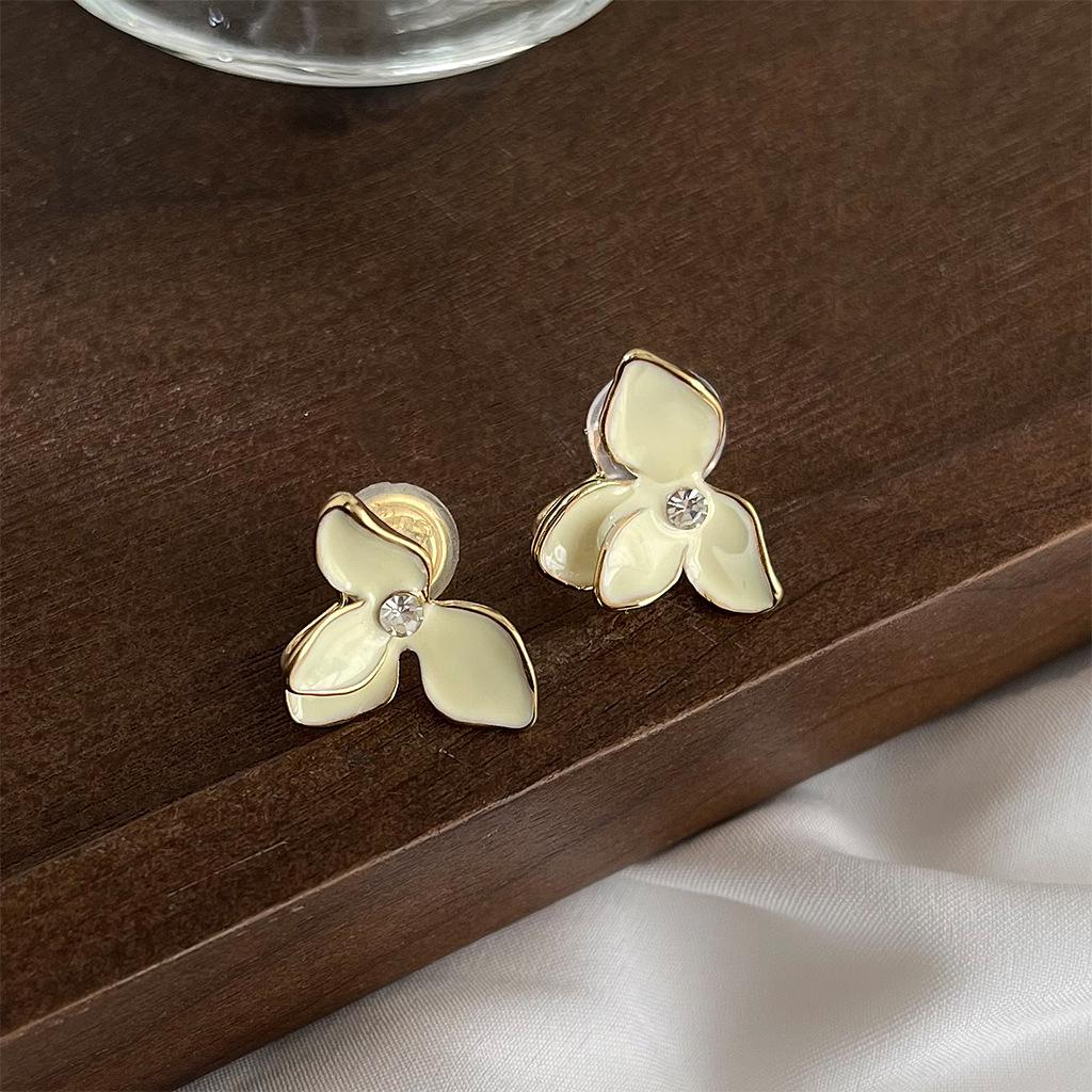 Французские ретро-клипсы для ушей Camellia: Модные серьги без проколов, высококачественный дизайн, идеально подходят для поездок на работу.