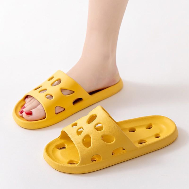 Тапочки для женщин и мужчин, нескользящие нескользящие тапочки на мягкой подошве для ванной комнаты, полые туфли для душа, банные тапочки, домашние сандалии, летние пляжные шлепанцы, тапочки для пар