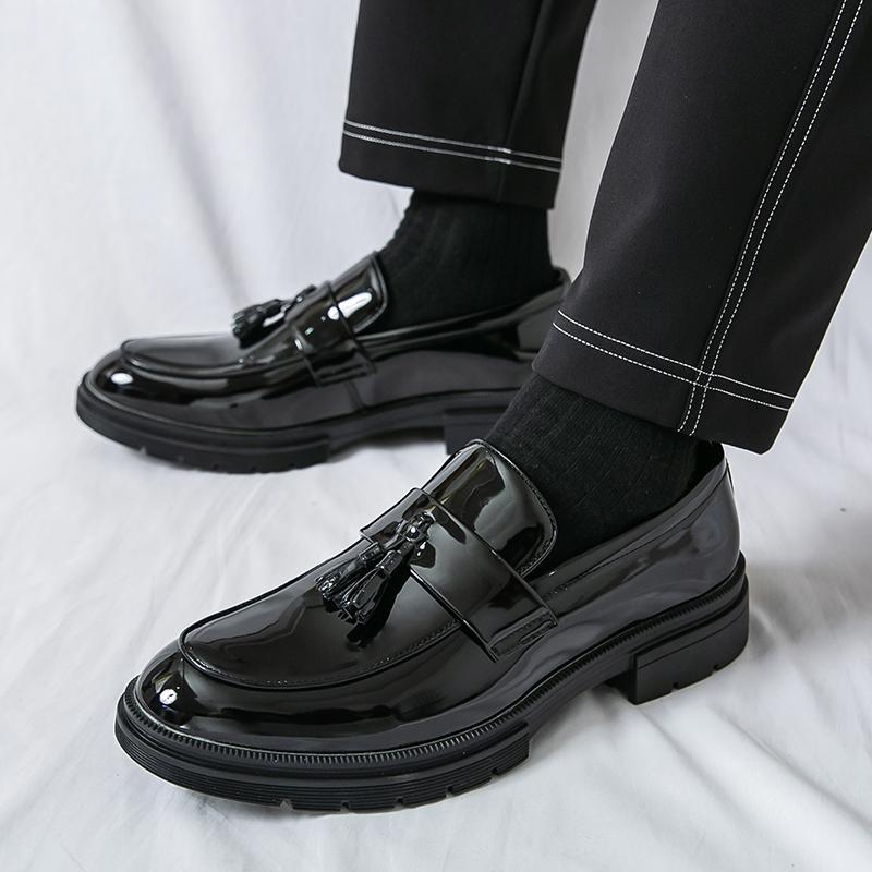 Модный дизайнер Мода Новые мужские лоферы с кисточками с острым носком Джентльменская обувь на толстой подошве из лакированной кожи Повседневная обувь Мужская формальная обувь