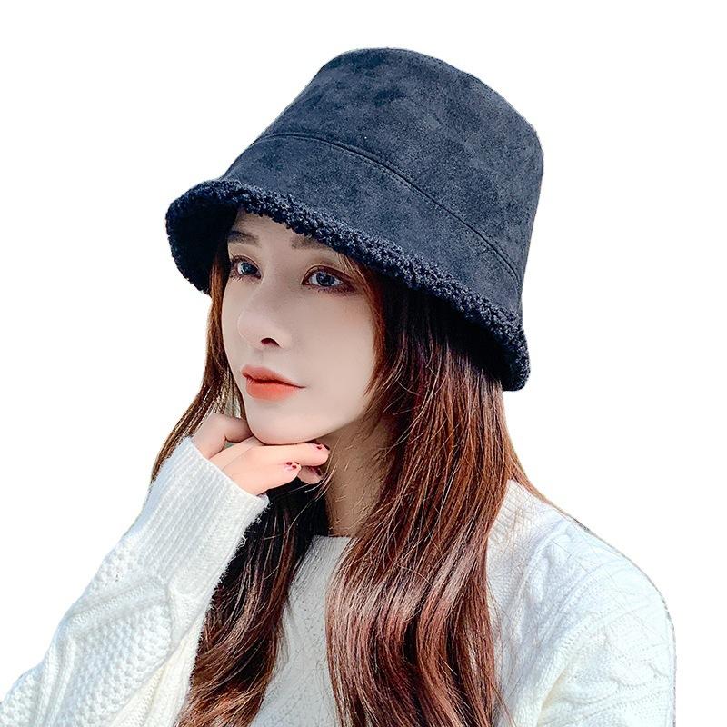 Осенне-зимняя женская рыбацкая шапка из замши и овечьей шерсти тонкая и универсальная, то же самое можно сказать и о теплой панаме.