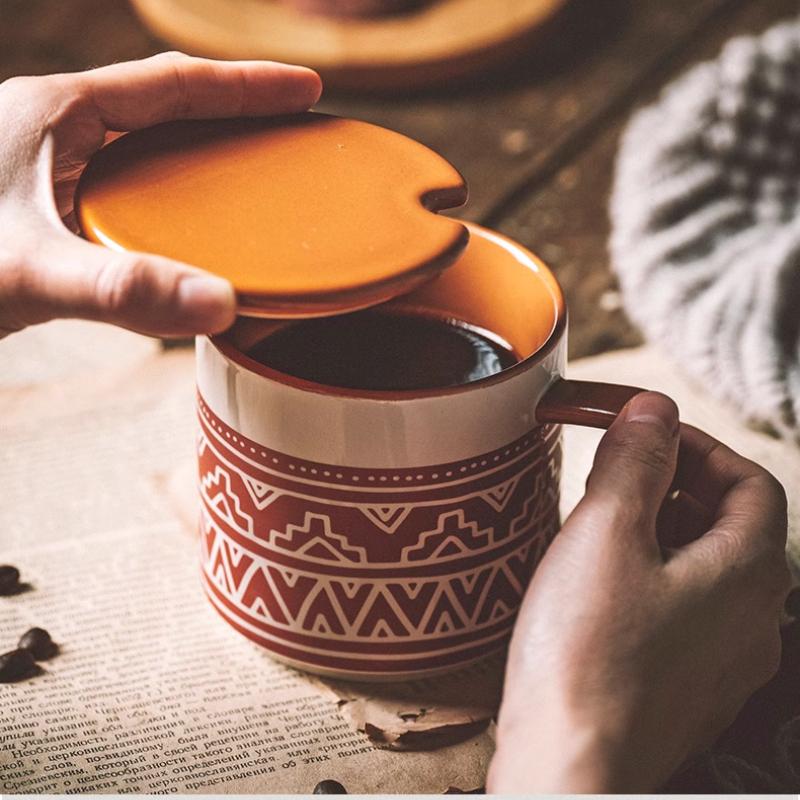 Офисная керамическая кружка для питья Женская Новинка 2025 Домашние кофейные кружки Чашка для завтрака с крышкой и ложкой Кружка